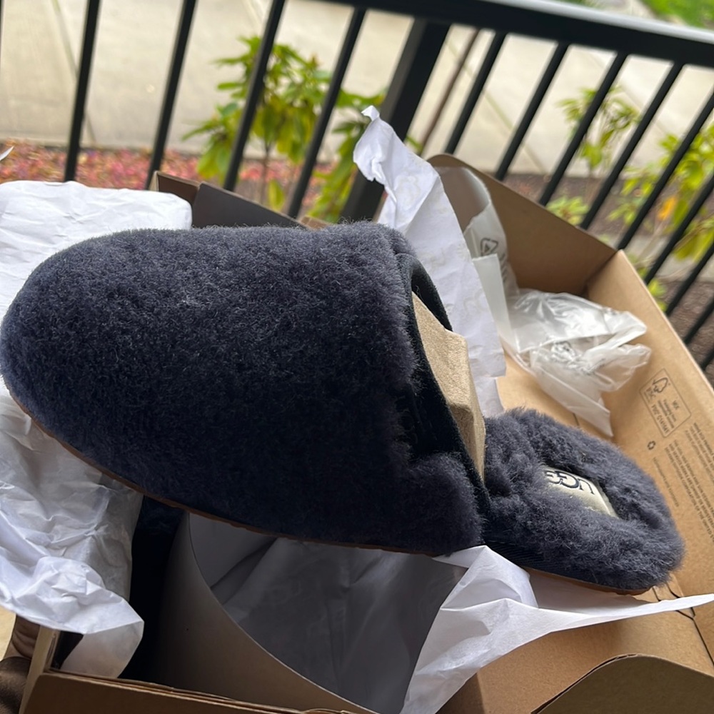 New UGG  Women’s slipper new in box size US 10 true navy fluffy 100% Wool NIB